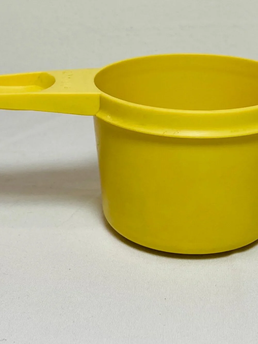 VNTG Tupperware 2/3 Cup Buttercup/Daffodil Yellow Measuring Cup #763, GUC